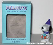 Snoopy holding present Figurine