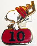 Snoopy carrying hockey stick and bag '10' Pin