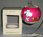 Snoopy gives candy cane to Woodstock