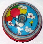 Snoopy holding onto balloon bunch in sky with Woodstock Yo-Yo