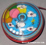 Snoopy holding onto balloon bunch in sky with Woodstock Yo-Yo