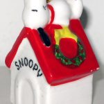 Snoopy on Doghouse with wreath dated 1977 Christmas Ornament
