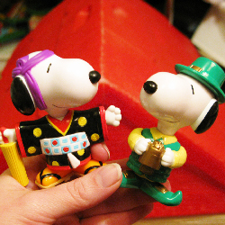 McDonald's Snoopy World Tour Series 2 - Peanuts Treasure Box
