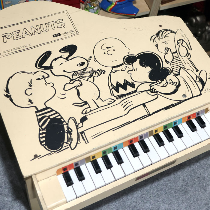 PEANUTS - ヴィンテージ  SNOOPY ピアノ finds-elypiano.jpg