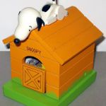 Peanuts Schmid Musical - <a href="https://collectpeanuts.com/home-decor/music-boxes/schmid/">View more...</a> Peanuts Schmid Musical Bank