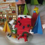 Snoopy & Woodstock decorate the doghouse Snoopy & Woodstock decorate the doghouse