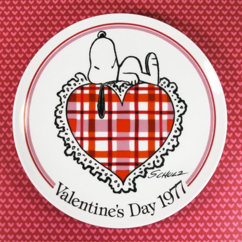 Snoopy laying on heart 1977 Valentine's Day Plate
